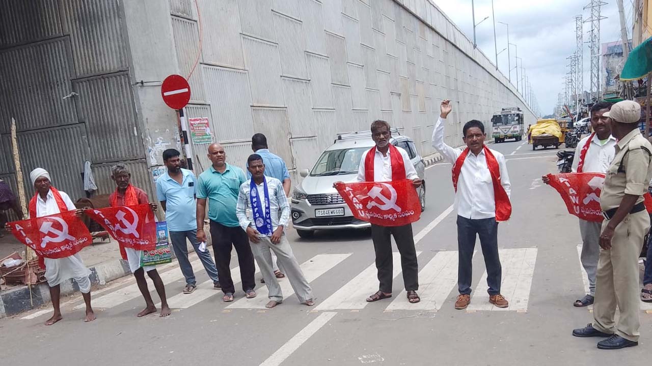 Tandur | ఉపాధి హామీ పేరు మార్పును నిరసిస్తూ జాతీయ రహదారిపై రాస్తారోకో