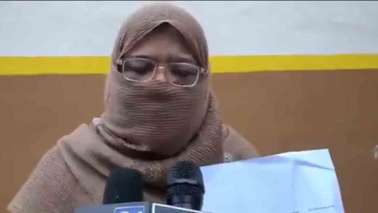 Teacher | పోలీసుల నిర్లక్ష్యం.. విద్యార్థినులను వేధిస్తున్న టీచర్‌పై నో యాక్షన్‌.. వీడియో