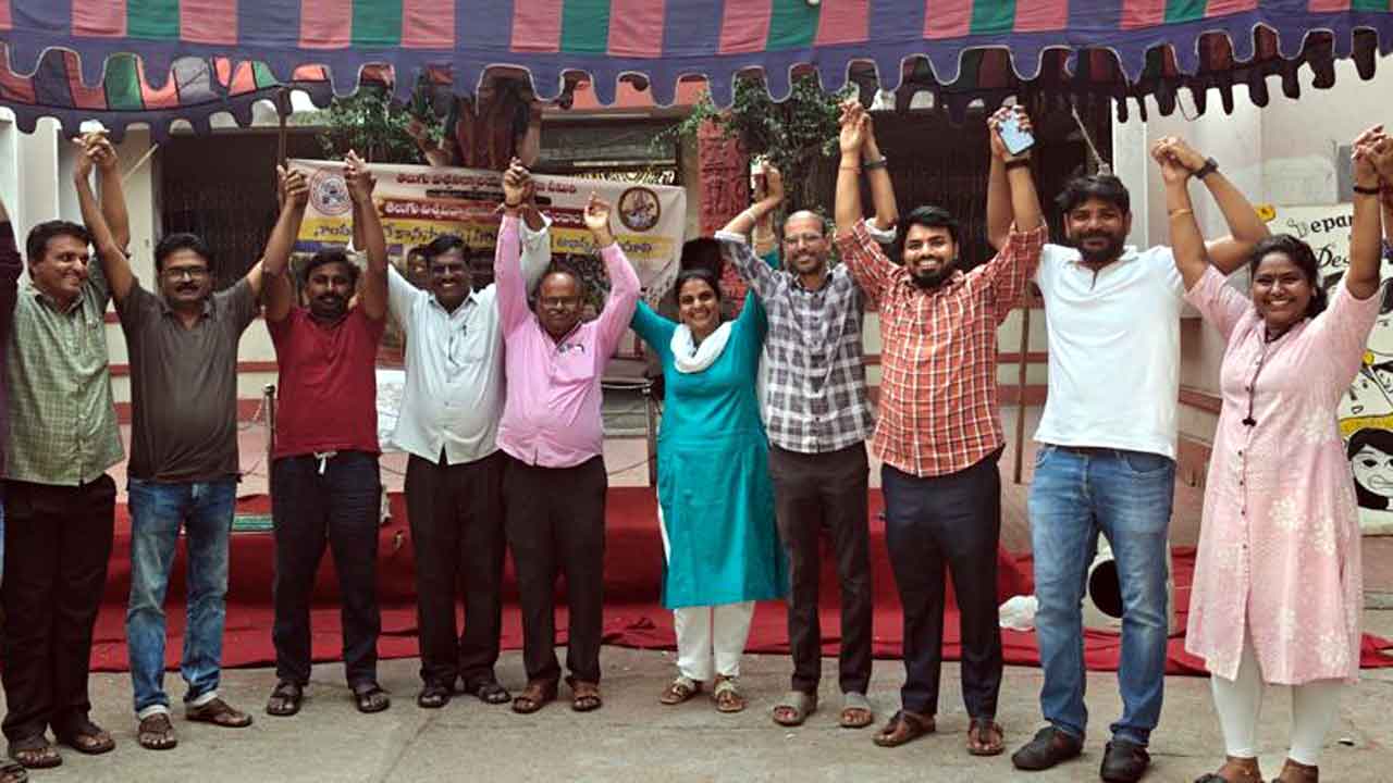 విద్యార్థుల పోరు.. తోకముడిచిన సర్కార్‌!