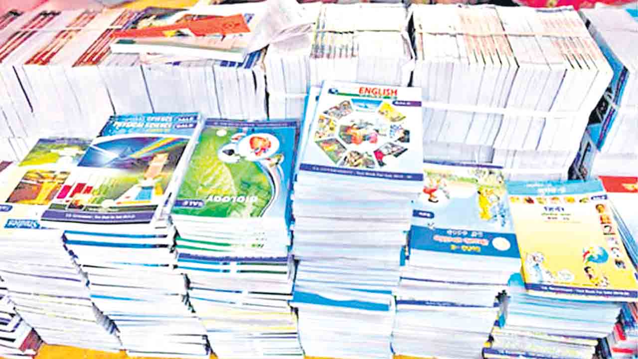 క్లాసులు ప్రారంభమైనా.. పుస్తకాలేవి?