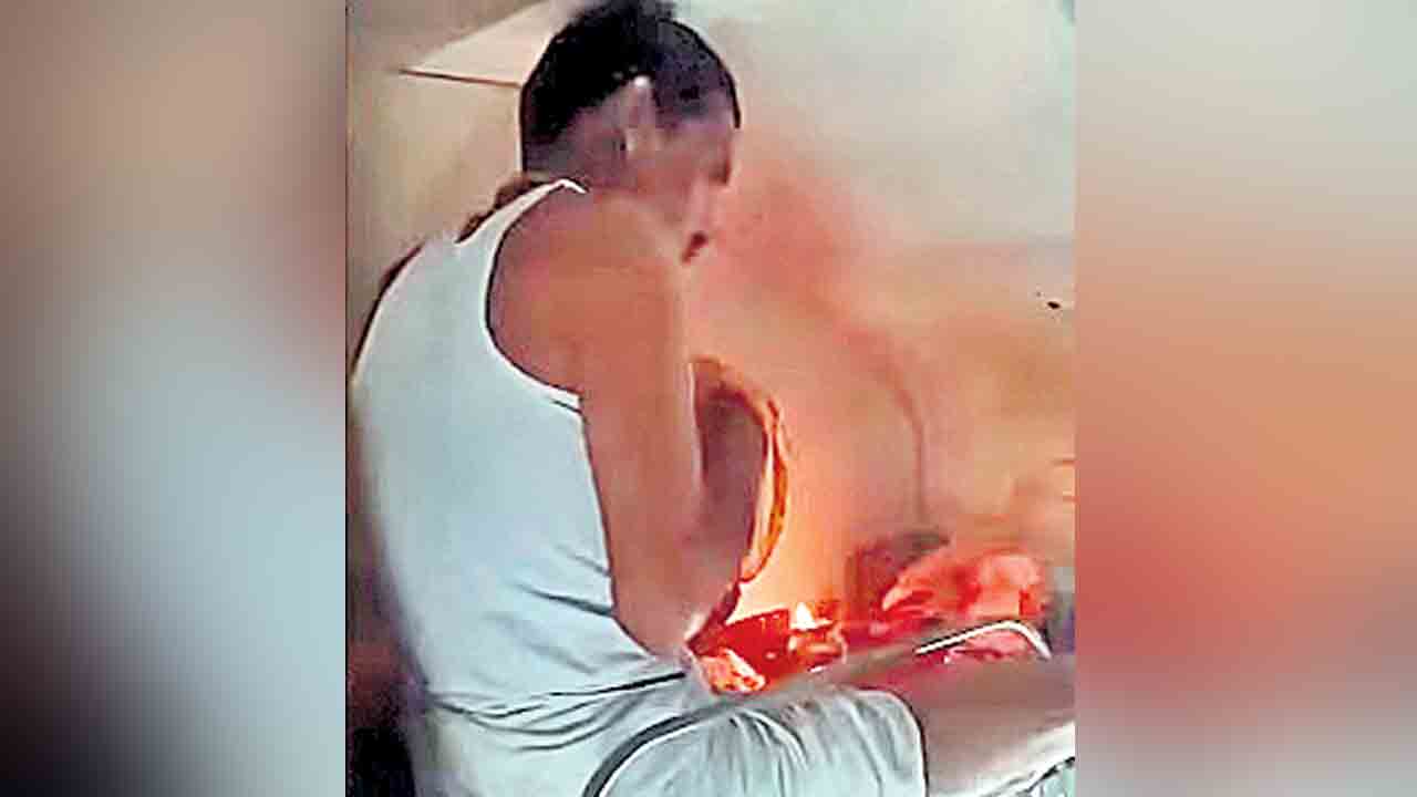 దీపం వెలిగించి.. ఏసీ బోగీలో పూజలు