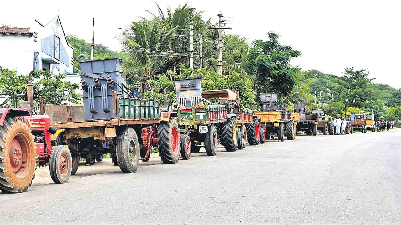 ట్రాన్స్‌ ఫార్మర్‌ పాట్లు రిపేరుకు అగచాట్లు!