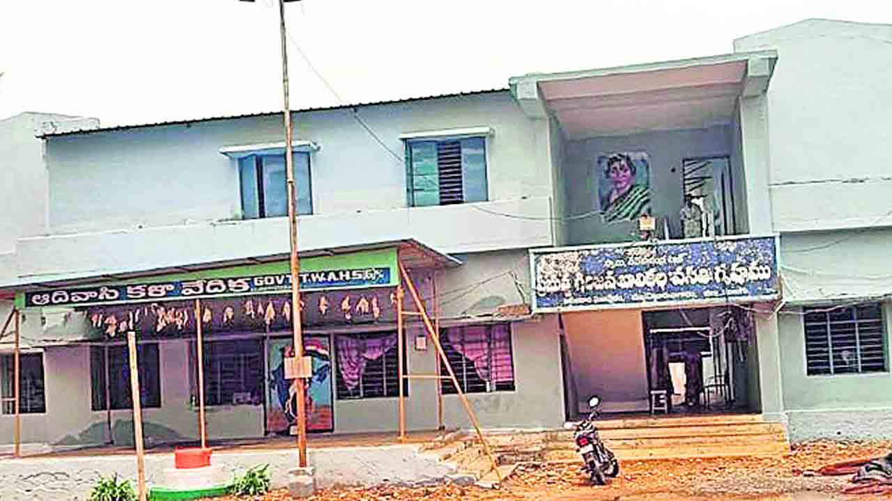 అందని కాస్మోటిక్స్‌.. యూనిఫామ్స్‌