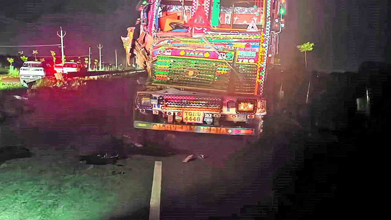 ఇసుక లారీ ఢీకొని ఇద్దరు మృతి