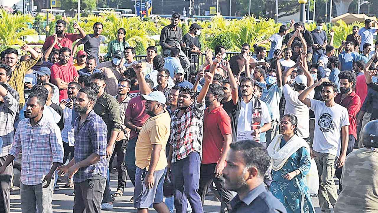 నిరుద్యోగుల ఆశలపై నీళ్లు