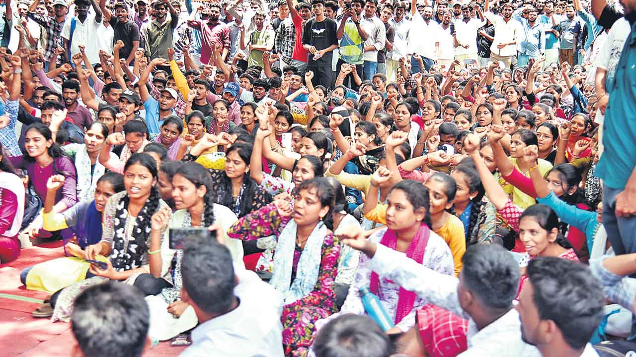 సత్యాగ్రహ దీక్ష చేస్తం