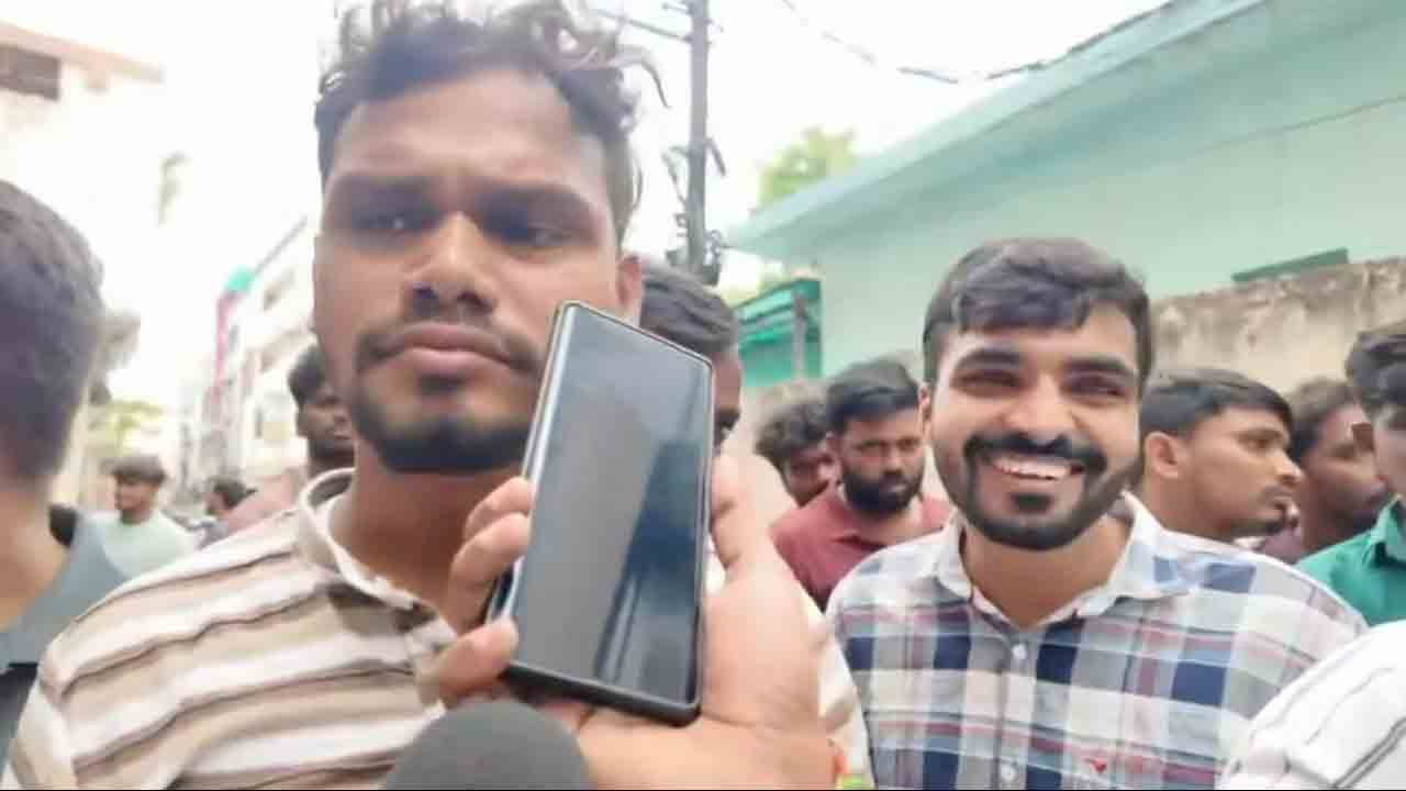Unemployees | నువ్వెట్లా చావమంటవ్‌.. నీకేం హక్కుంది.. రేవంత్ రెడ్డిపై నిరుద్యోగుల మండిపాటు