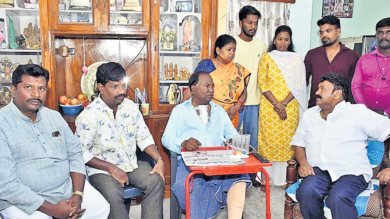 సీనియర్‌ పాత్రికేయునికి ఎమ్మెల్యే తలసాని పరామర్శ
