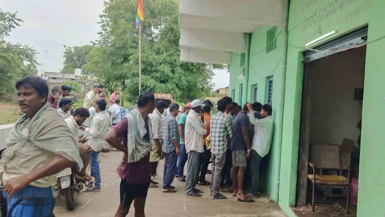యూరియా కోసం పడిగాపులు