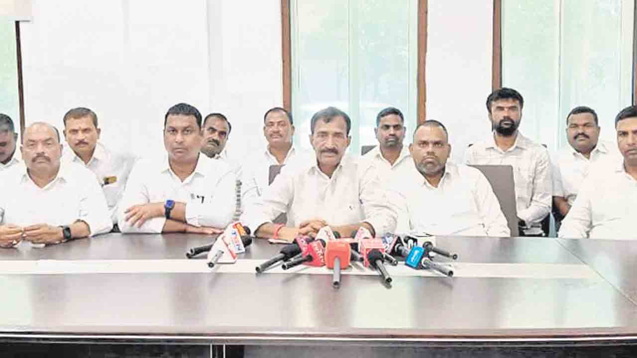 కాంగ్రెస్‌, బీజేపీ నేతలు తోడుదొంగలు