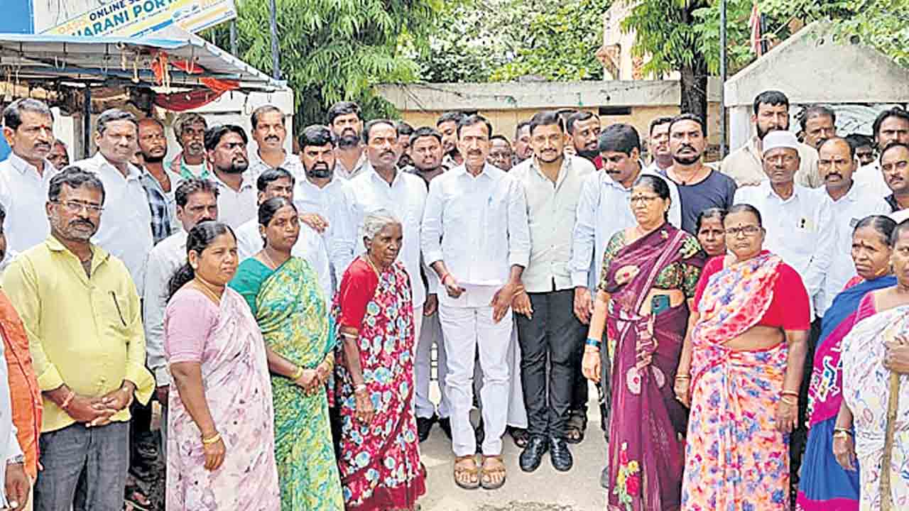 ప్రభుత్వ భూమి కబ్జాను అడ్డుకుంటాం