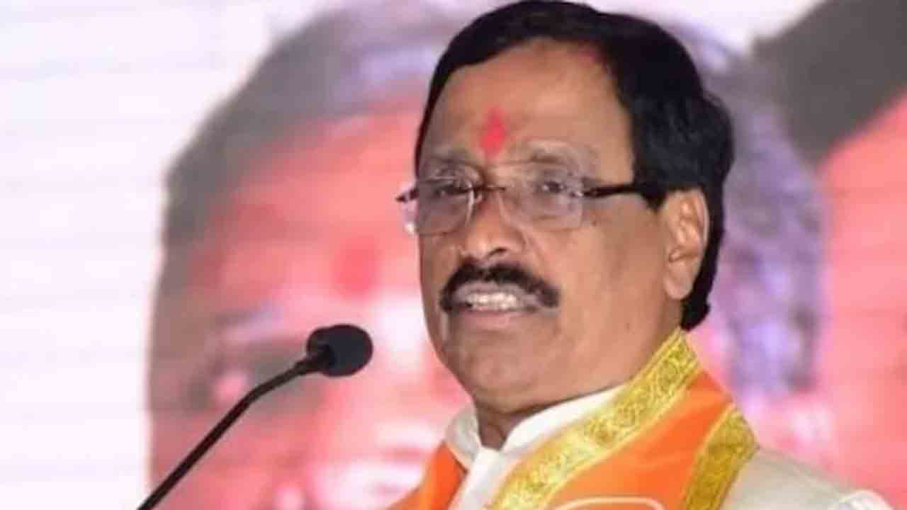 Sena UBT leader | చేతబడి చేసి వేధించినట్లు కోడలు ఆరోపణ.. శివసేన (యూబీటీ) నేత, ఆయన కుమారుడిపై కేసు