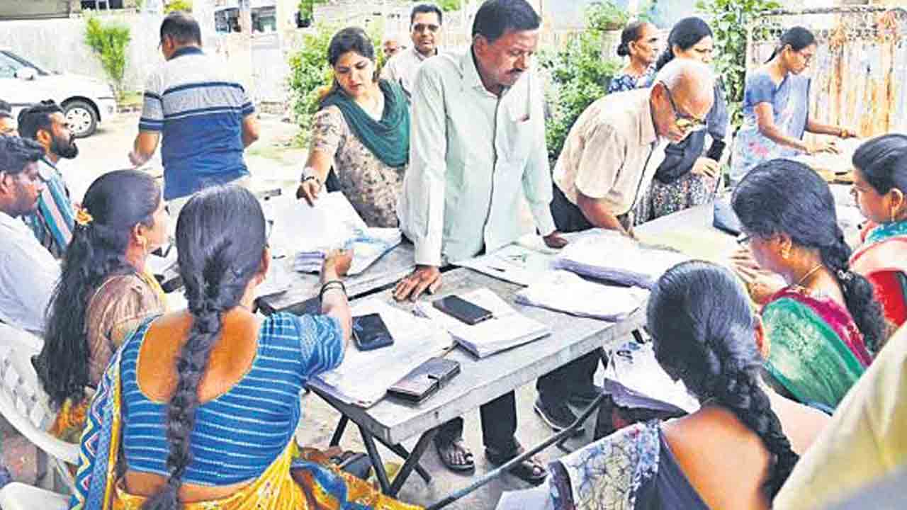 బీఎల్వోల ఇష్టారాజ్యం ఓటర్ల గందరగోళం