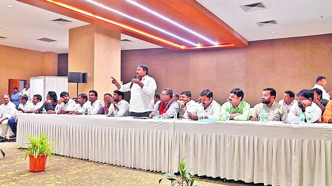 ఉద్యమకారులను ఆదుకోవాలి