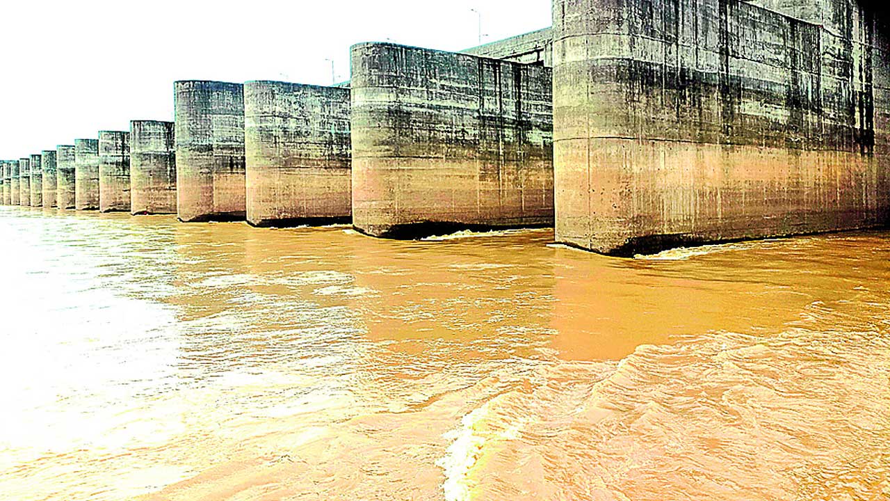 గోదావరికి పోటెత్తుతున్న వరద