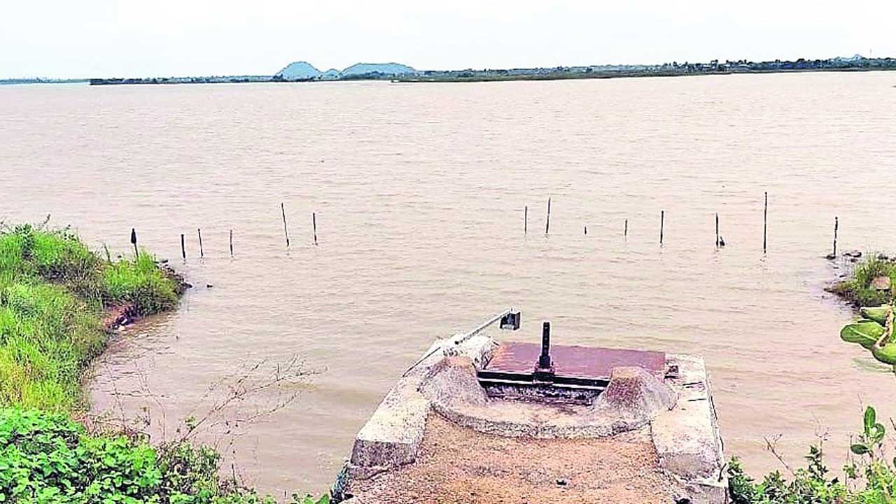 తలాపునే జలాలు.. బీళ్లుగా పొలాలు!
