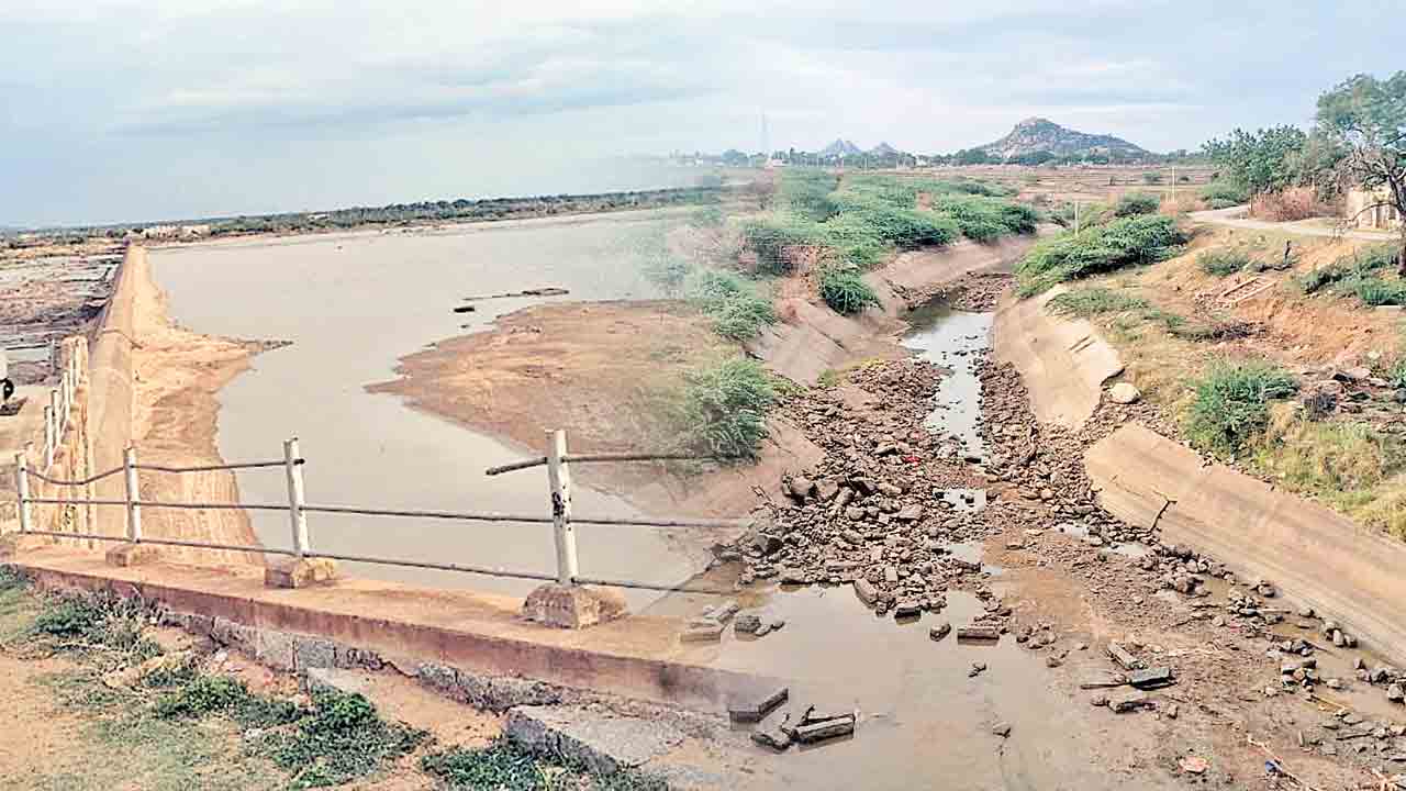 డెడ్‌ స్టోరేజీకి ఆర్డీఎస్‌.. ప్రధాన కాలువకు నిలిచిన నీటి పారుదల