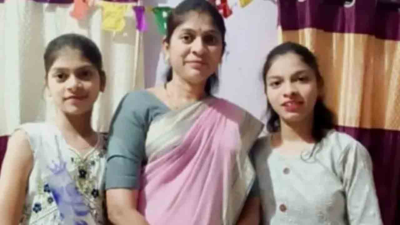 Wife, 2 Daughters Swept Away | వరదల్లో కారులో కొట్టుకుపోయిన భార్య, కుమార్తెలు.. చెట్టును పట్టుకుని ప్రాణాలు కాపాడుకున్న వ్యక్తి