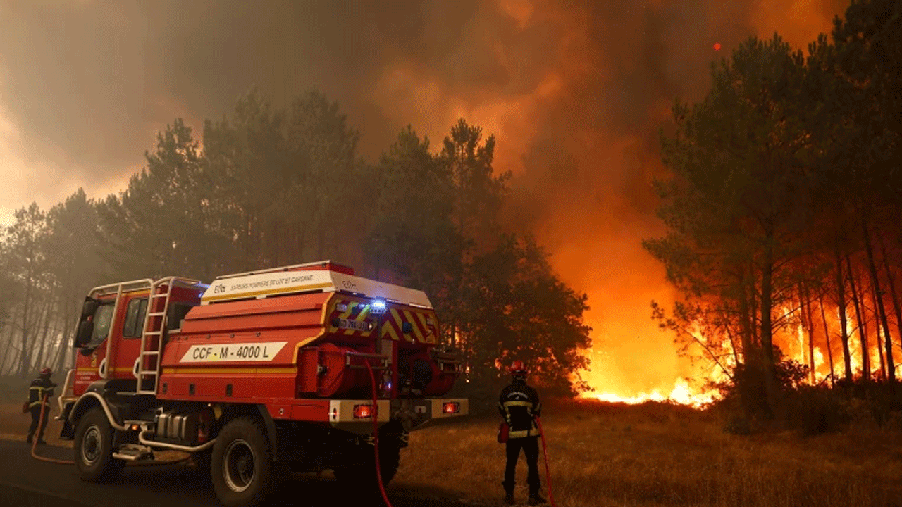 Wildfire | ఫ్రాన్స్‌, స్పెయిన్ స‌రిహ‌ద్దుల్లో భారీ కార్చిచ్చు.. 2.50 ల‌క్ష‌ల మంది సురక్షిత ప్రాంతాల‌కు త‌ర‌లింపు