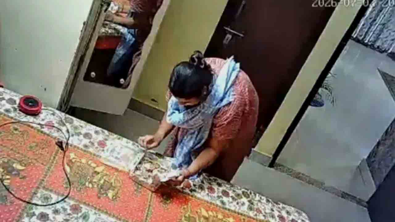 Woman Steals Jewellery | బంగారు ఆభరణాలు దొంగిలించిన మహిళ.. ఇంటి   యజమాని నిలదీయగా బట్టలు విప్పుతానని బెదిరింపు