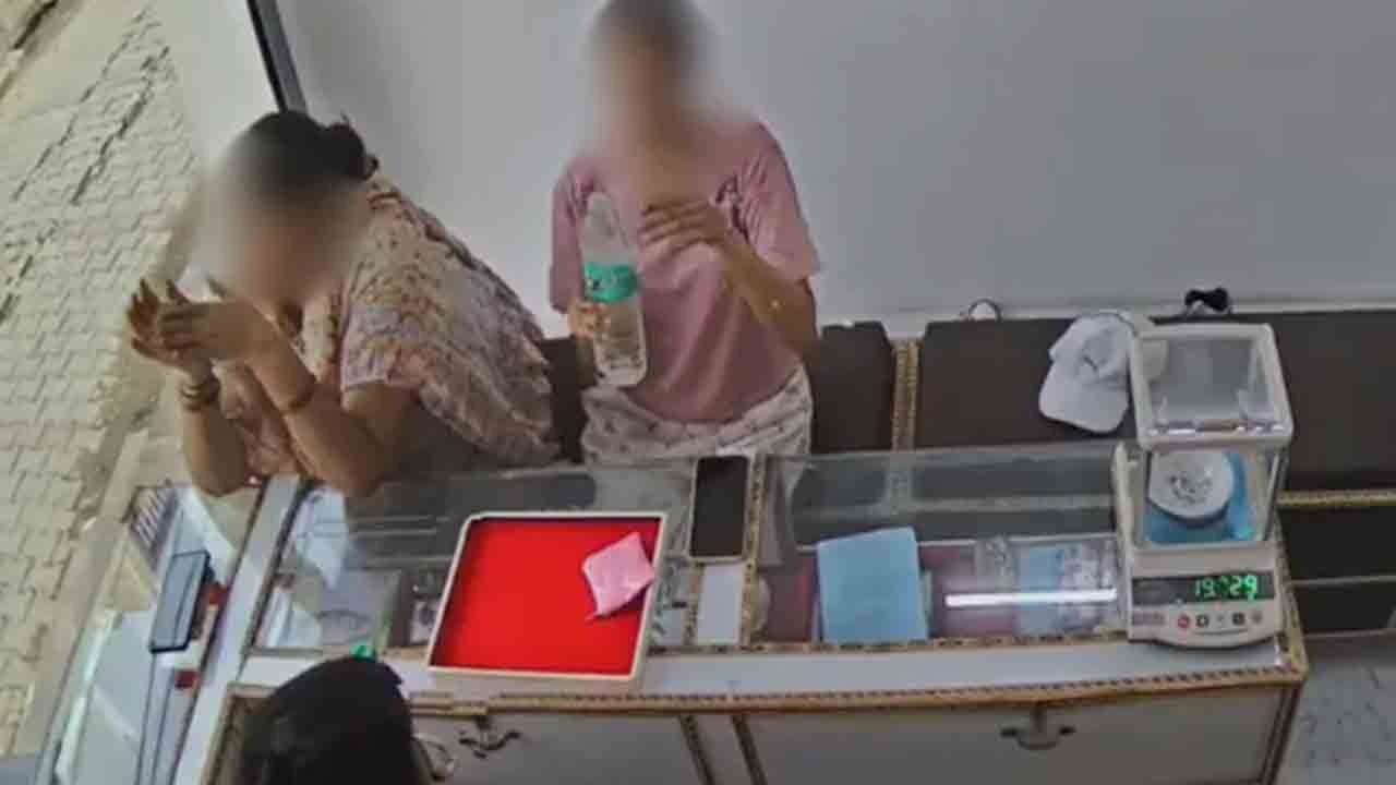 Watch: బాటిల్‌లోని నీరు తాగిన మహిళ.. అది యాసిడ్‌ కావడంతో ఆసుపత్రిపాలు
