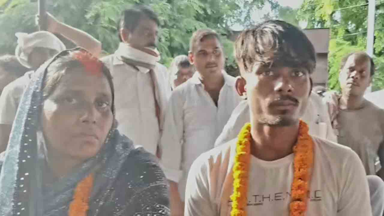 Woman elopes with lover | ప్రియుడితో పారిపోయిన భార్య.. అతడితో వివాహం జరిపించిన భర్త