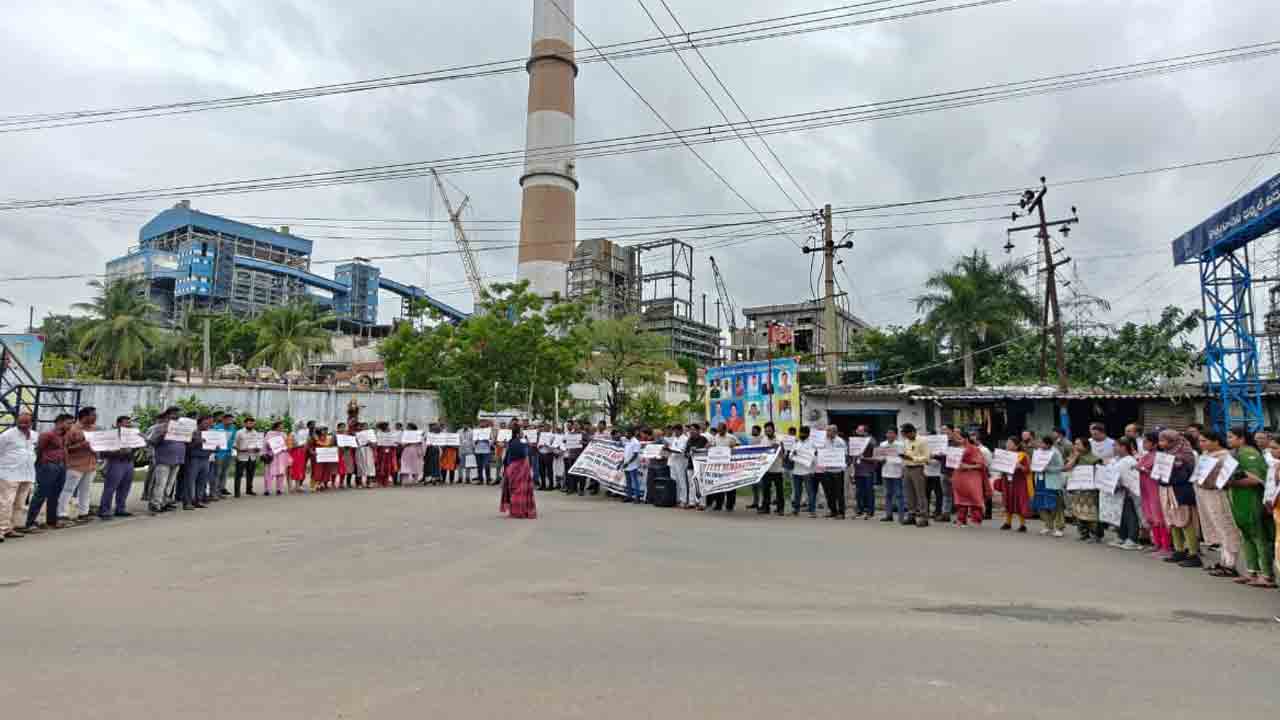 కొనసాగుతున్న విద్యుత్‌ ఉద్యోగుల నిరసనలు