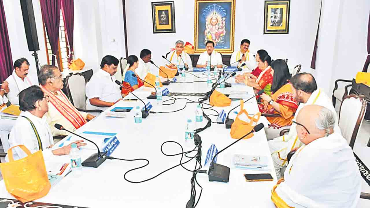 కొలువుదీరిన యాదగిరిగుట్ట ట్రస్ట్‌ బోర్డు
