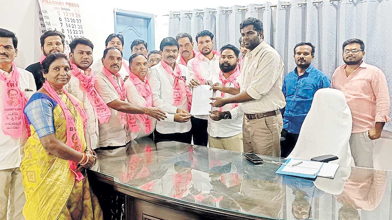 సమస్యలు పరిష్కరించాలని బీఆర్‌ఎస్‌ నాయకుల వినతి