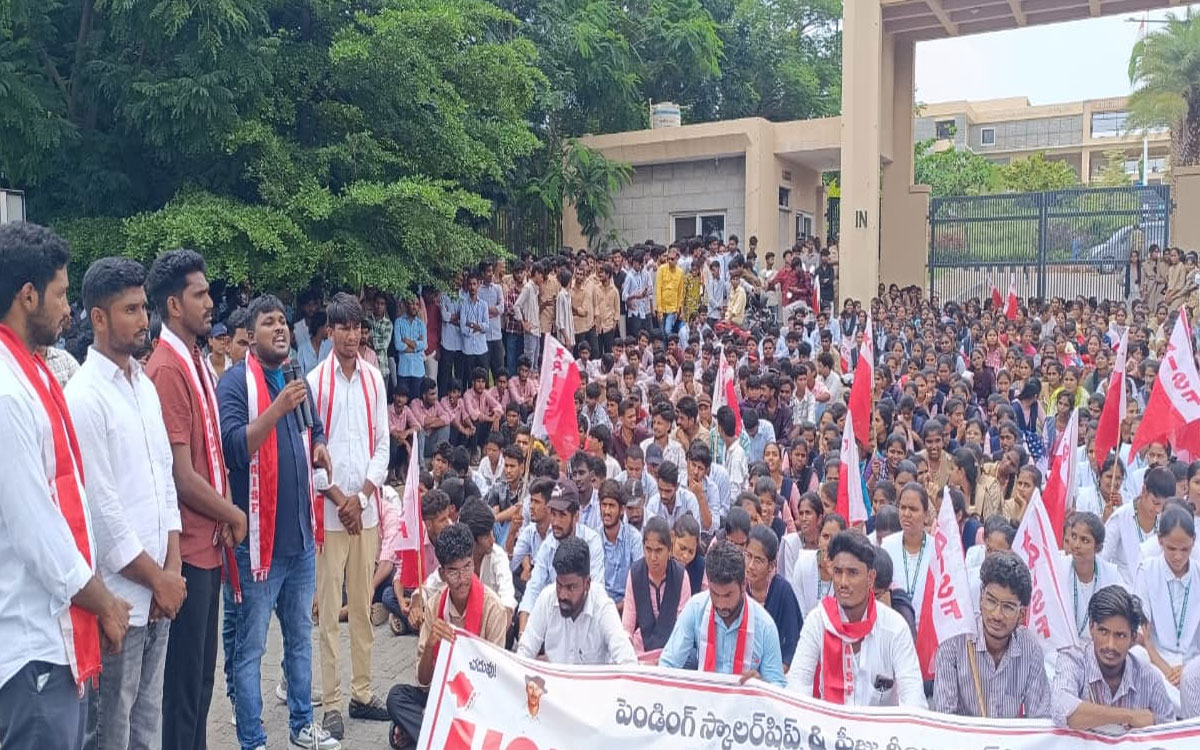 ‘విద్యార్థులతో పెట్టుకుంటే ప్రభుత్వ పతనం తప్పదు’