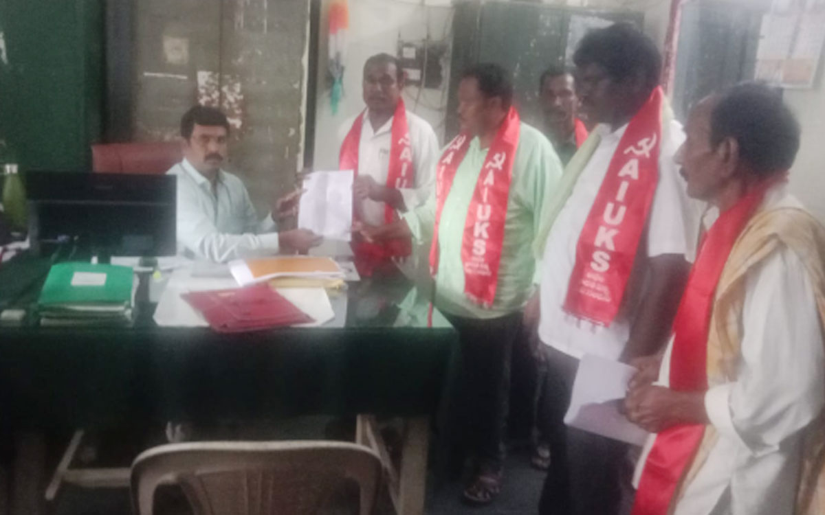 ‘మొబైల్ యాప్‌ను రద్దు చేసి, రైతులకు యూరియా కొరత లేకుండా పంపిణీ చేయాలి’