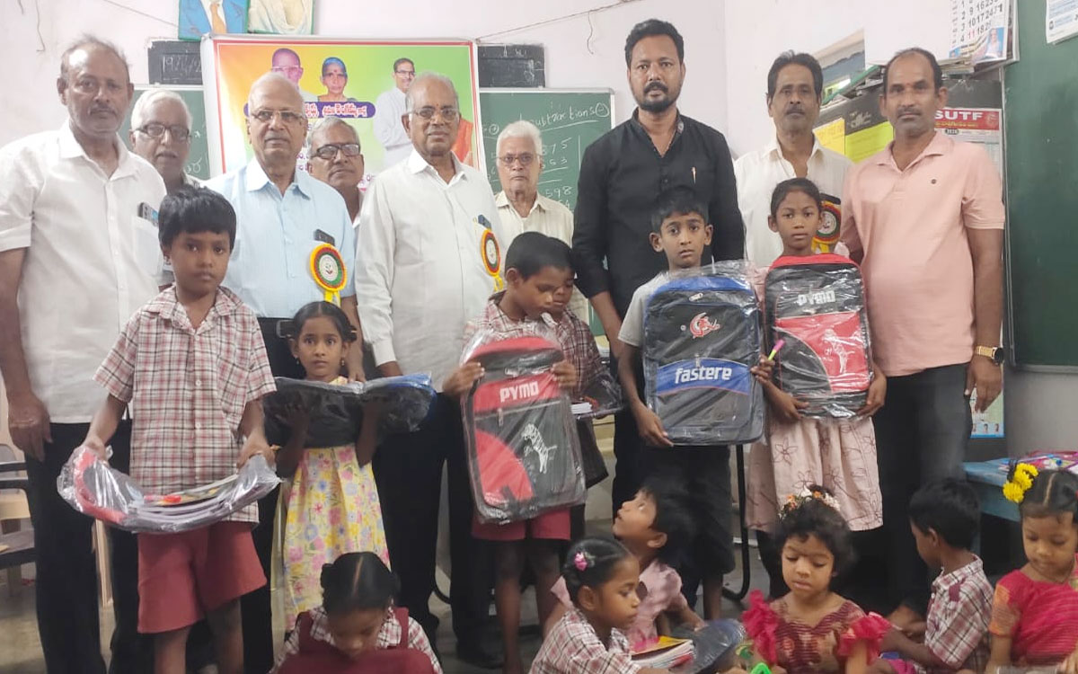 అంజనాపురం పాఠశాల విద్యార్థులకు స్కూల్ బ్యాగులు, విద్యా సామగ్రి పంపిణీ