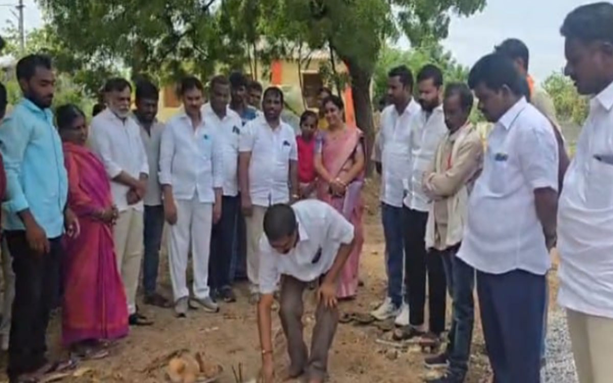 వెనిగండ్లలో సీసీ రోడ్డు పనులు ప్రారంభం