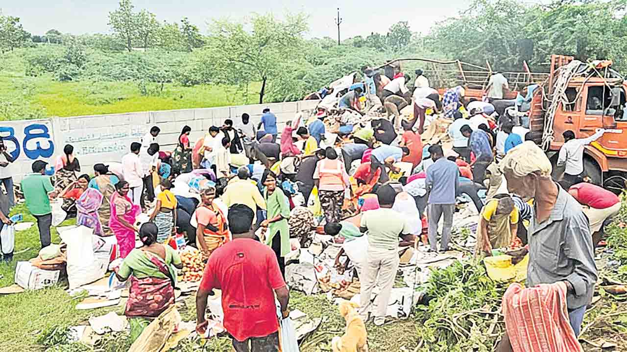 యాపిల్స్‌ లోడ్‌తో వెళ్తున్న డీసీఎం బోల్తా.. నిమిషాల్లో మొత్తం పండ్ల లూటీ