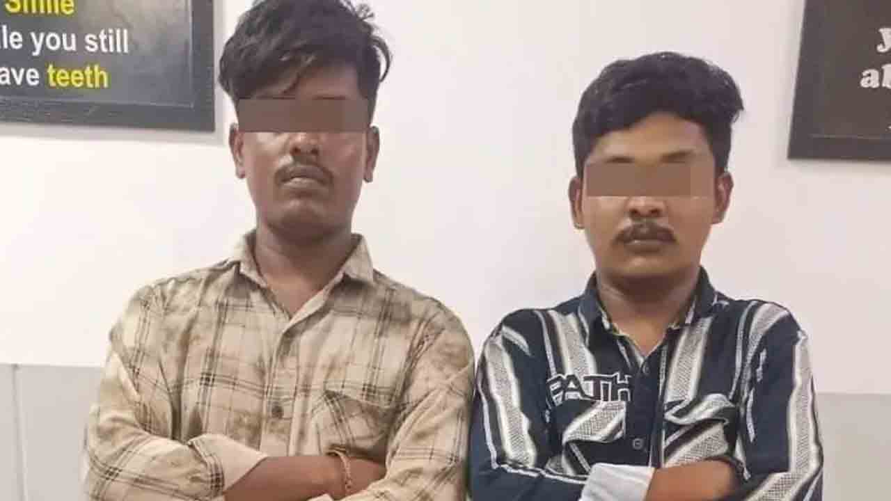 నడి రోడ్డుపై కారును వెంబడిస్తూ హల్చల్ చేసిన పోకిరీల అరెస్ట్