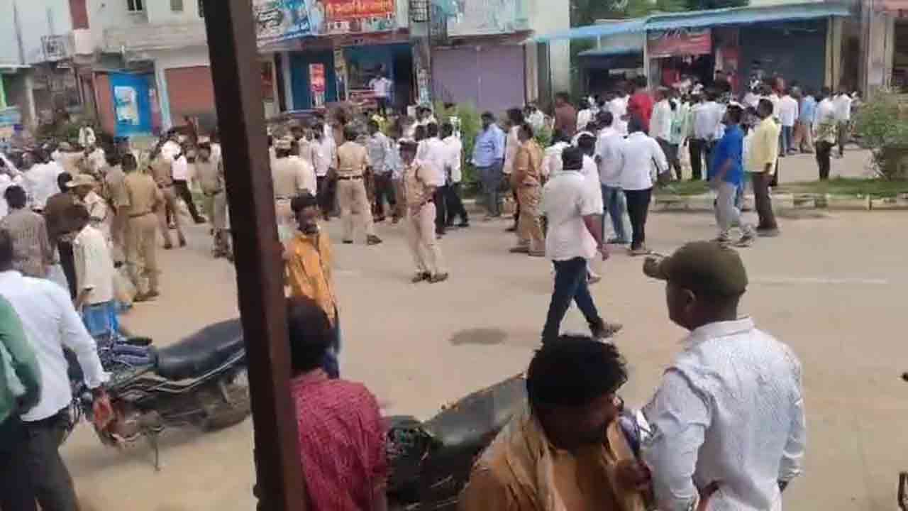 Congress | అర్వపల్లిలో కాంగ్రెస్ వర్గాల ఘర్షణ.. రాళ్లతో దాడులు చేసుకున్న ఎంపీ చామల, ఎమ్మెల్యే సామేలు వర్గీయులు.. తీవ్ర ఉద్రిక్తత
