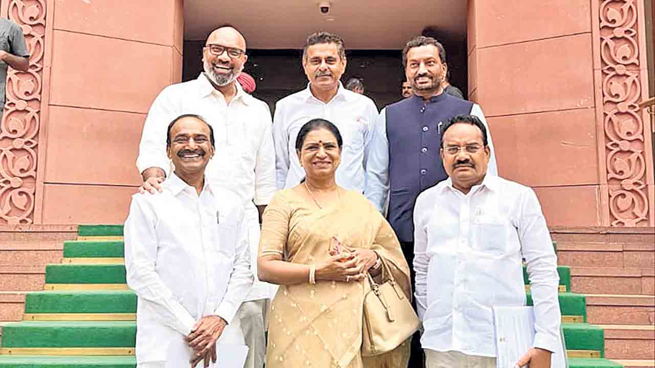 ఎంపీల గ్రూప్‌ ఫొటోలో మంత్రులు మిస్‌!.. అర్వింద్‌ ట్వీట్‌పై ఆసక్తికర చర్చ