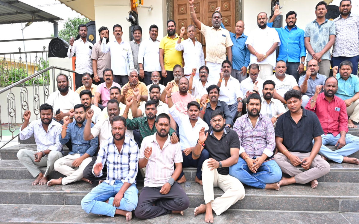 అయ్యప్ప దేవాలయం ఎదుట భక్తుల నిరసన