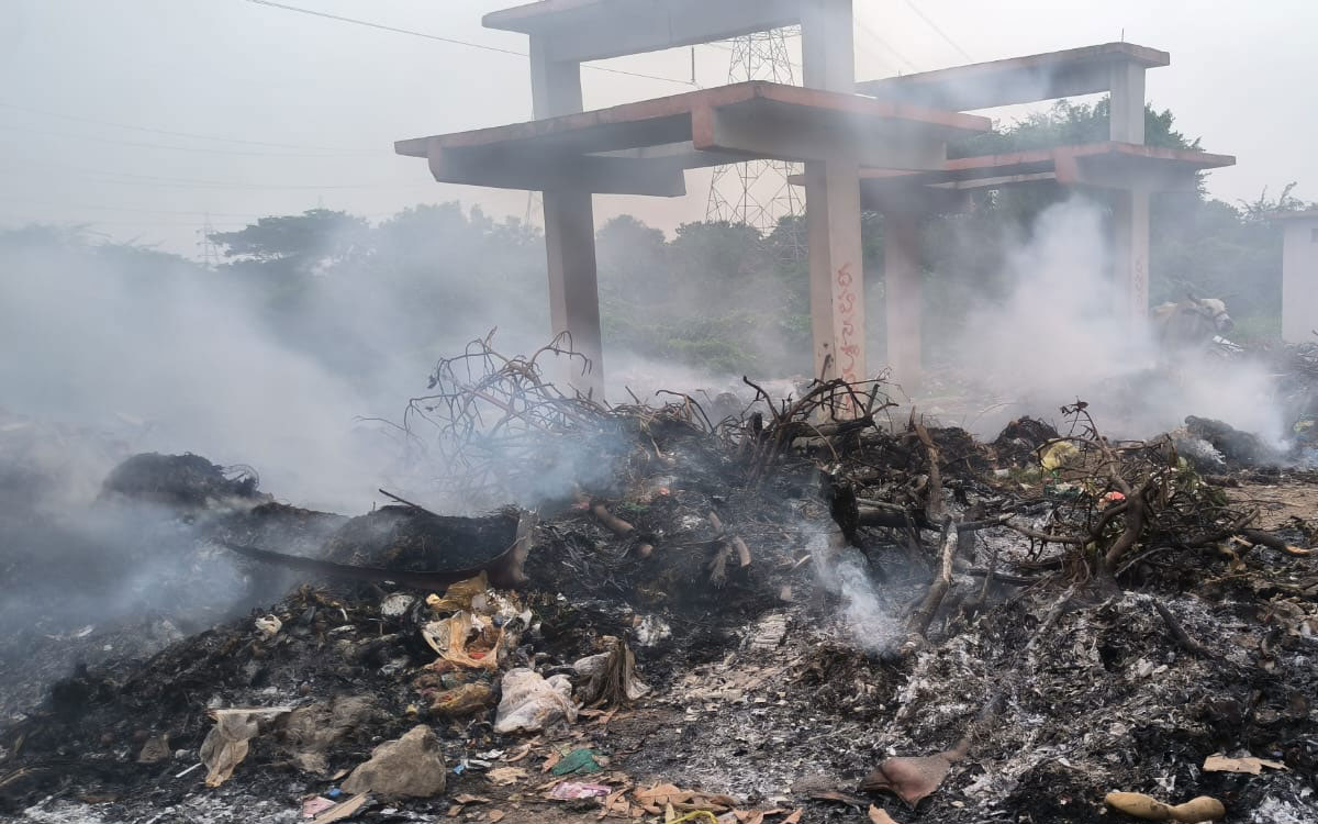 ఇష్టానుసారం చెత్త ద‌హ‌నం.. కాలుష్యంతో ఎస్సీబీ నగర్ ప్ర‌జ‌ల ఇబ్బందులు