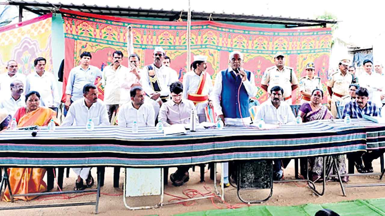 గిరిజనుల సమస్యల పరిష్కారానికి కృషి