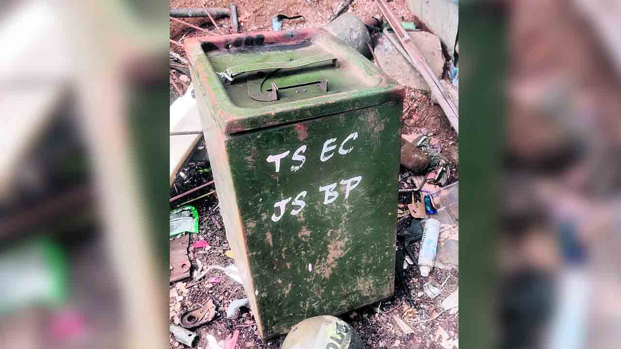 పాత ఇనుప షాపులో బ్యాలెట్‌ బాక్స్‌!