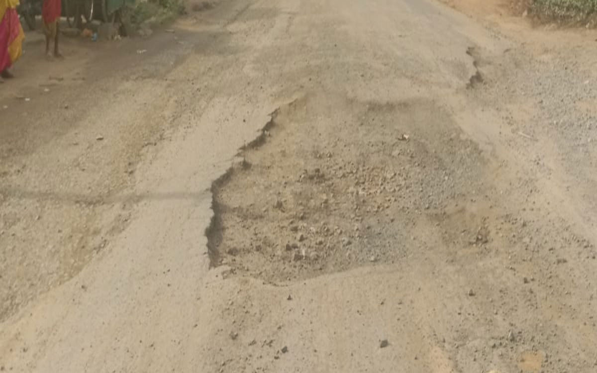 గుంతలమయంగా భద్రాచలం -పర్ణశాల ప్రధాన రహదారి