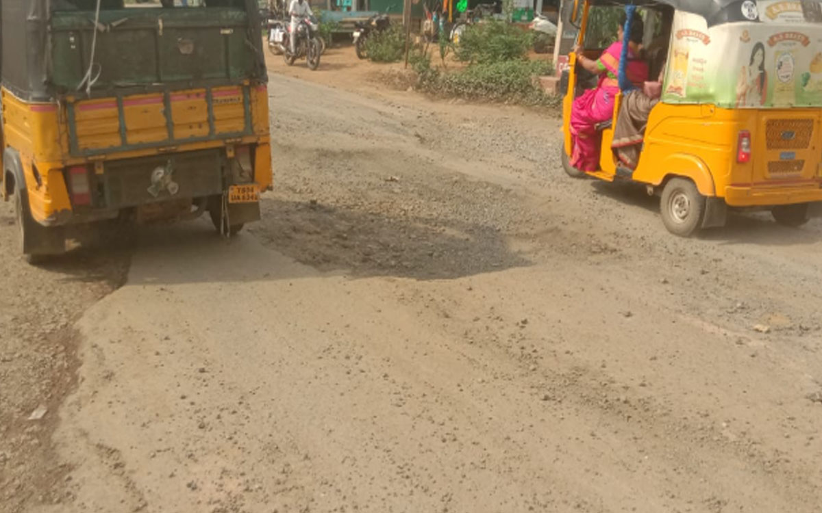 గుంతలమయంగా భద్రాచలం -పర్ణశాల ప్రధాన రహదారి