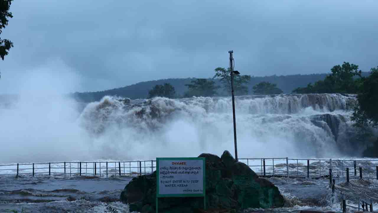 Bogatha | ఉప్పొంగిన బొగత జలపాతం.. సందర్శనకు అనుమతి నిలిపివేత
