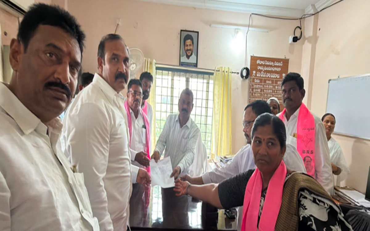 డబుల్ బెడ్రూం ఇళ్లను తక్షణమే లబ్ధిదారులకు కేటాయించాలి : మాజీ ఎమ్మెల్యే బొల్లం మల్లయ్య యాదవ్