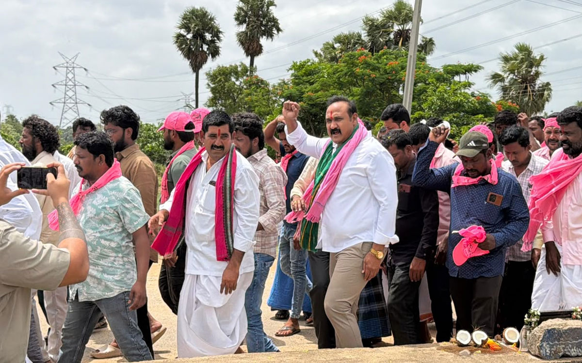 'పంట పొలాలను బీడు భూములుగా మార్చుతున్న ప్రభుత్వం'