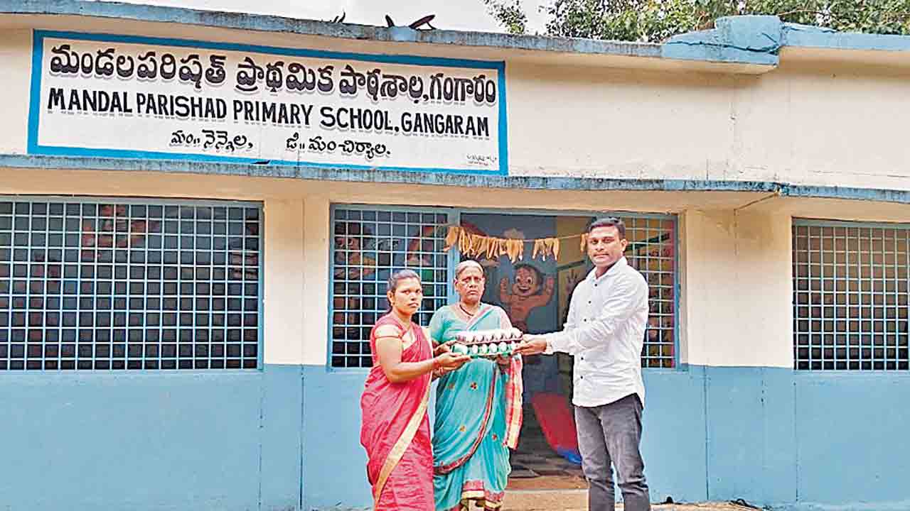 సర్కార్‌పై ఉపాధ్యాయుడి నిరసన