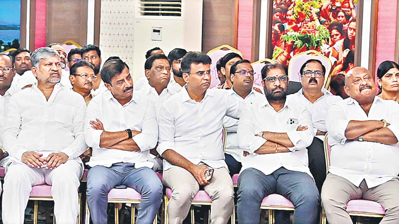 పవర్పాయింట్ ప్రజంటేషన్ను తిలకిస్తున్న బీఆర్ఎస్ నేతలు వద్దిరాజు, గంగుల, కేపీ వివేకానంద, కొత్త ప్రభాకర్, ఎల్ రమణ, జీవన్రెడ్డి, ఎర్రోళ్ల, దేవీ ప్రసాద్ తదితరులు