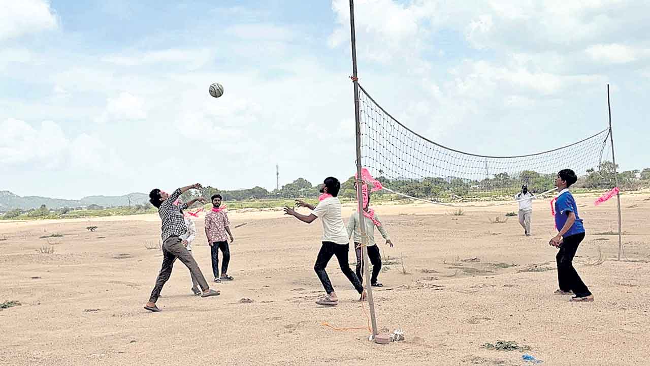 ఎడారిలా మానేరు.. వాలీబాల్‌ ఆడిన నాయకులు