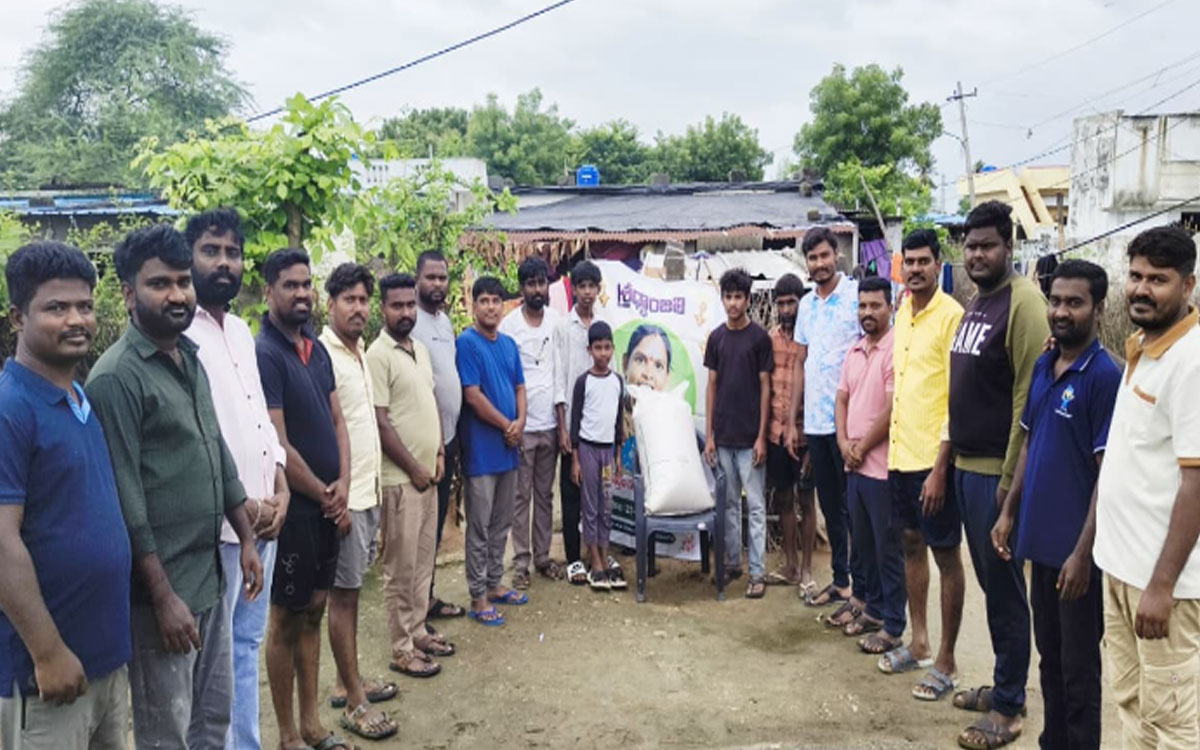 మృతురాలి కుటుంబానికి 50 కేజీల బియ్యం అందజేత